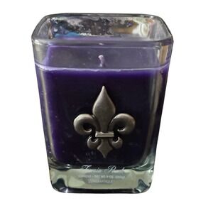 Aromatique Freesia Peach Purple Candle 9oz Fleur-de-Lis Glass Jar 12256 B1